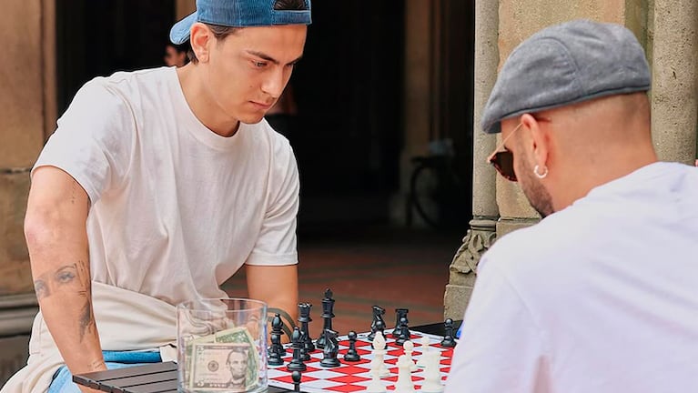 Paulo Dybala sorprendió en un ajedrez callejero en Nueva York.