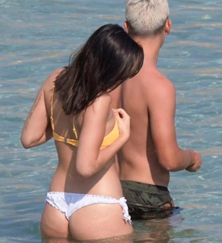 Paulo Dybala y Oriana Sabatini: besos y mimos en las playas de Grecia