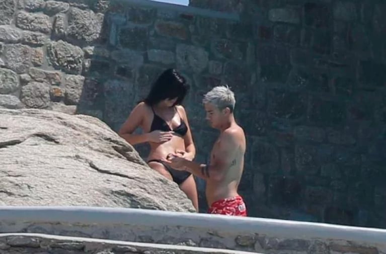 Paulo Dybala y Oriana Sabatini: besos y mimos en las playas de Grecia