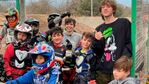 Paulo Londra con los ciclistas de BMX Racing.