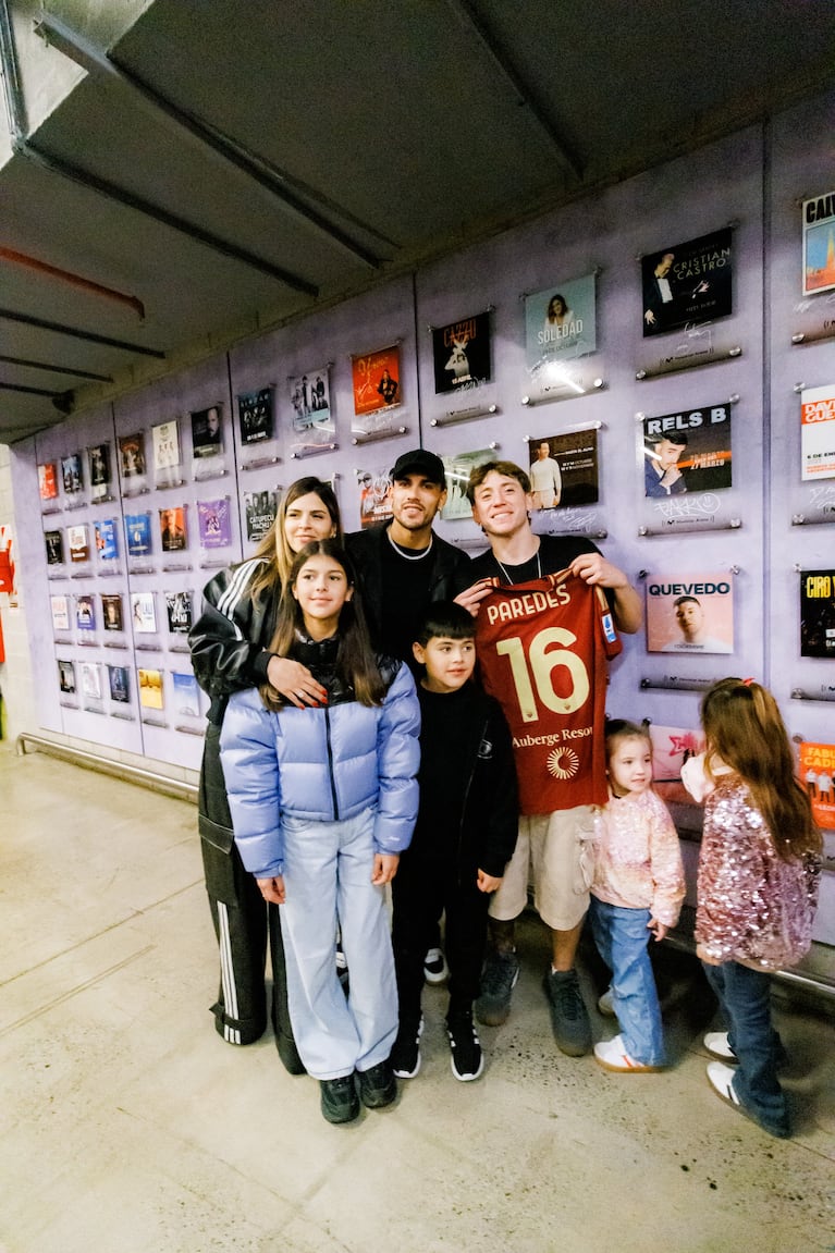 Paulo Londra recibió la visita de Paredes y Mac Allister a su show.