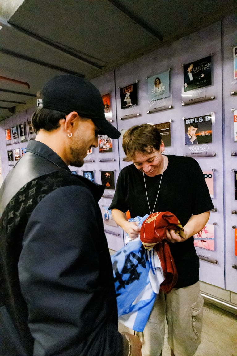 Paulo Londra recibió la visita de Paredes y Mac Allister a su show.