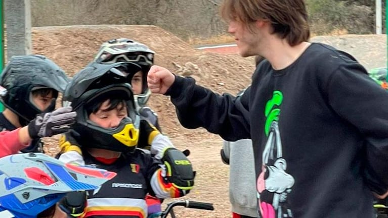 Paulo Londra sorprendió a niños mientras entrenaban en BMX en Córdoba