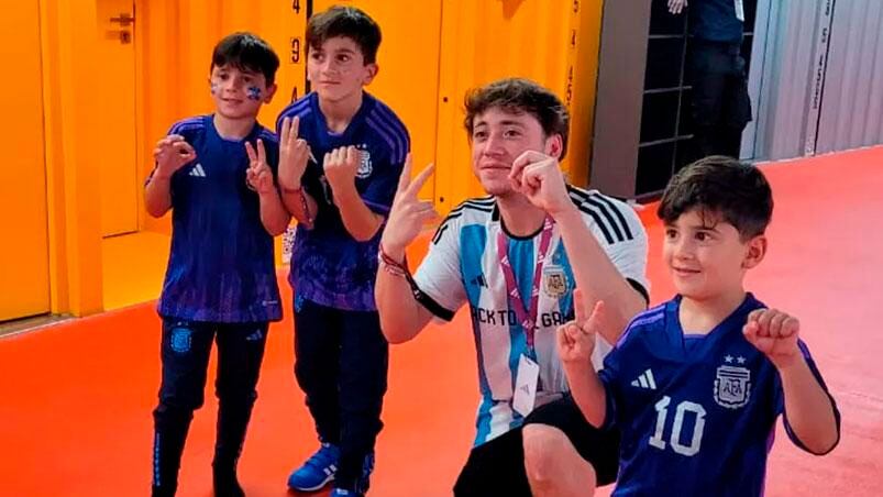 Paulo Londra y los hijos de Messi en el entretiempo del partido de Argentina-Polonia.