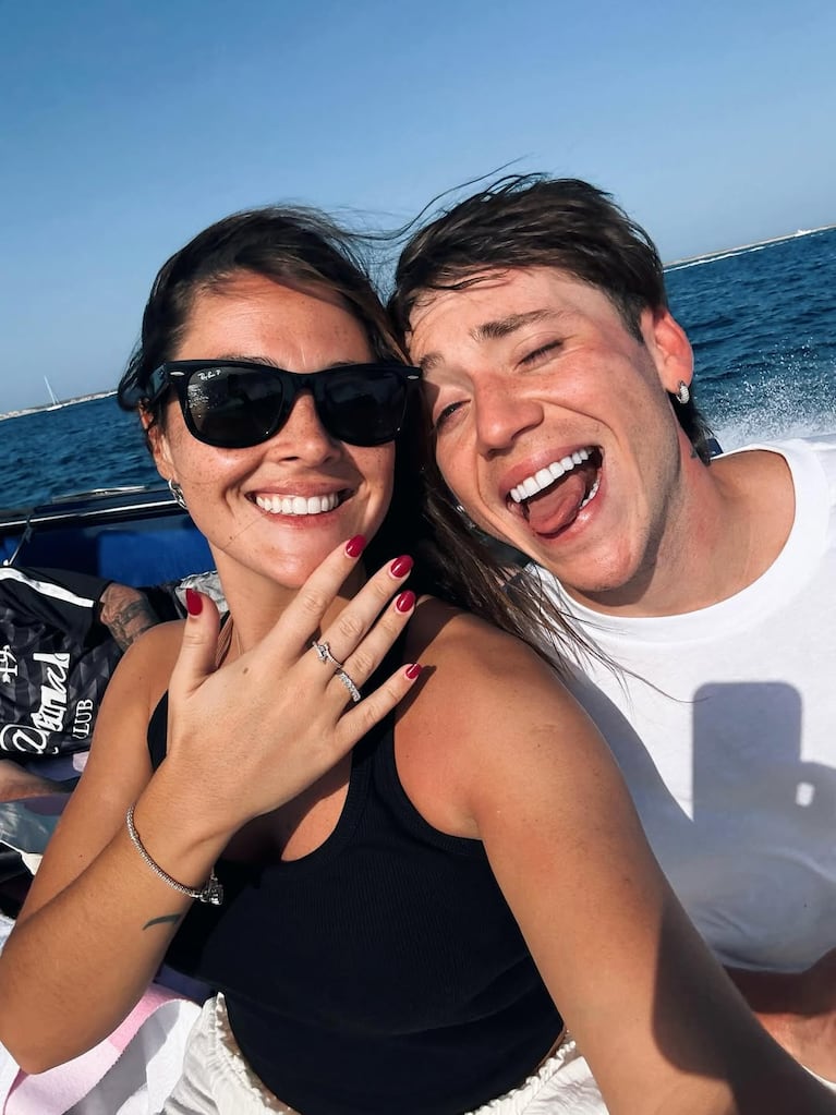Paulo Londra y Martu Quetglas se comprometieron en el Mediterráneo.