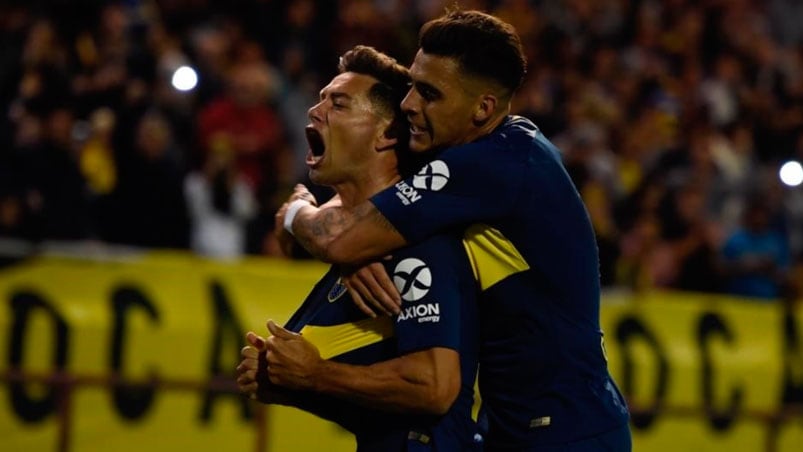 Pavón, que también fue titular, abraza a Zárate tras su golazo. Foto: Boca. 