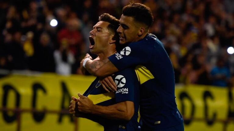 Pavón, que también fue titular, abraza a Zárate tras su golazo. Foto: Boca.