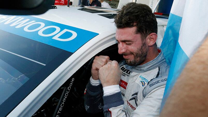 Pechito cierra los puños cuando baja del auto, ya campeón. Fotos: WTCC.