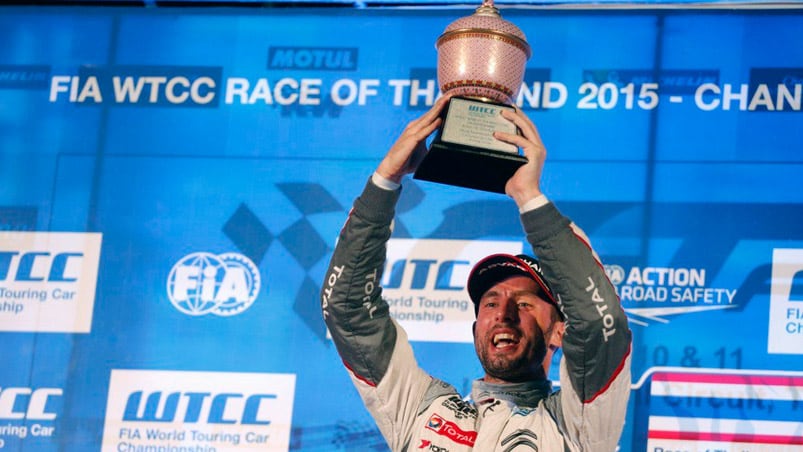 Pechito levantando la copa por un nuevo triunfo. Fotos: WTCC.