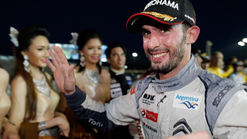 Pechito López, al subir al podio como bicampeón. Fotos: WTCC.