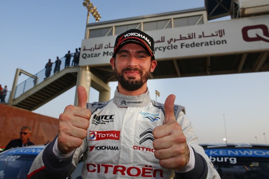 Pechito López muestra su felicidad por la victoria en Qatar. Foto: WTCC.