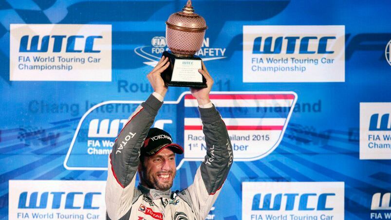 Pechito y la Copa, en el podio de Tailandia. Fotos: WTCC.