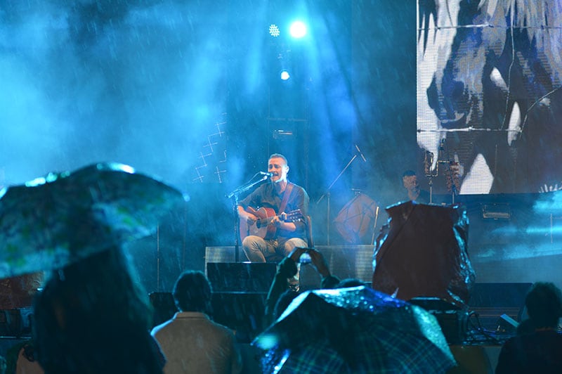 Pedro Aznar cantó mientras la intensa lluvia caía en Jesús María. Foto: Lucio Casalla / ElDoce.tv 