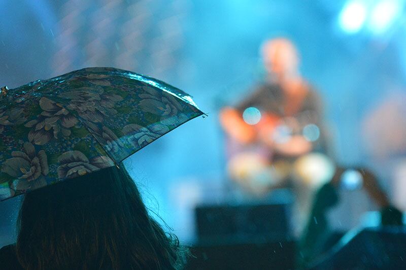 Pedro Aznar cantó mientras la intensa lluvia caía en Jesús María. Foto: Lucio Casalla / ElDoce.tv 