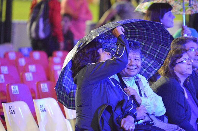 Pedro Aznar cantó mientras la intensa lluvia caía en Jesús María. Foto: Lucio Casalla / ElDoce.tv 