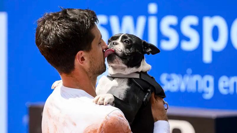 Pedro Cachín celebró junto a su perro.