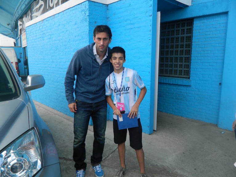 Pedro junto a su ídolo, Diego Milito. (Foto: Pedro AKD/Facebook)