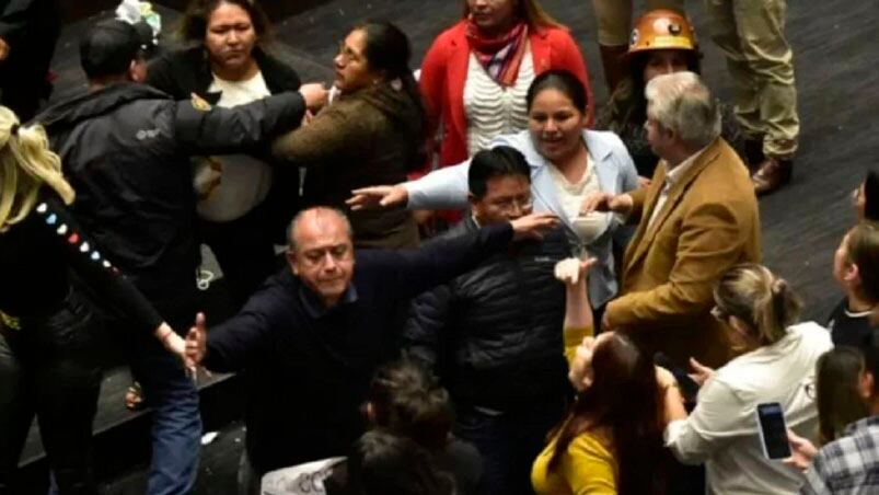 Pelea en plena sesión en el Parlamento boliviano. 