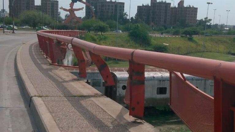 Peligro de caer al vacío desde un puente en la zona de la Terminal