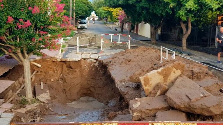 Peligro en barrio San Vicente: se hundió una calle tras la ruptura de un caño cloacal