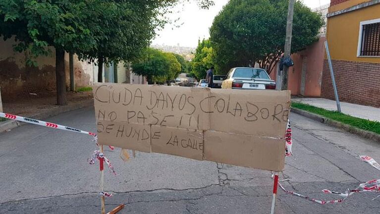 Peligro en barrio San Vicente: se hundió una calle tras la ruptura de un caño cloacal