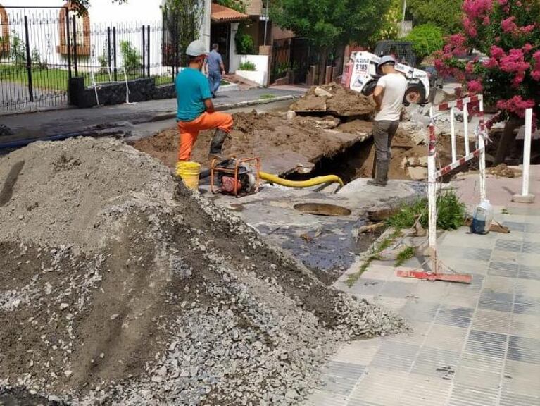 Peligro en barrio San Vicente: se hundió una calle tras la ruptura de un caño cloacal