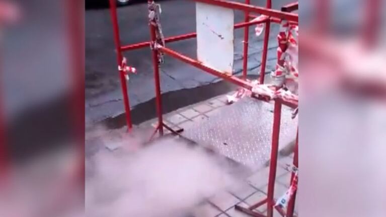 Peligro en el centro: un pozo de cables sobre la vereda explotó y larga humo tóxico