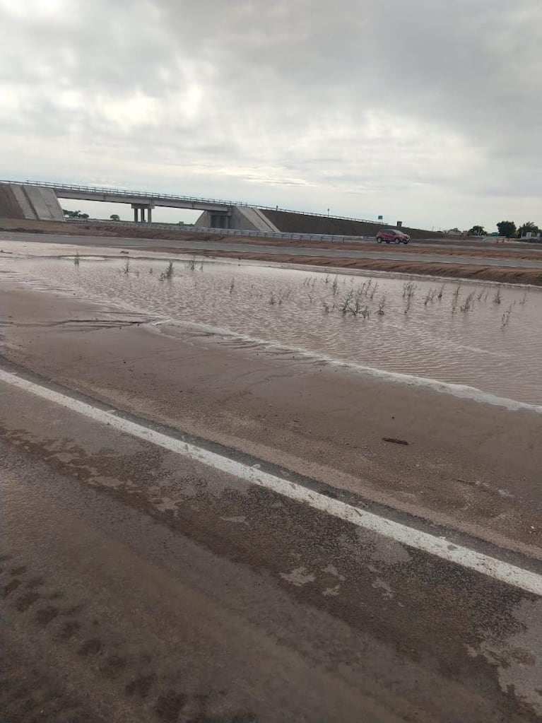 Peligro en la nueva autopista 19: advierten que se inunda tras las lluvias
