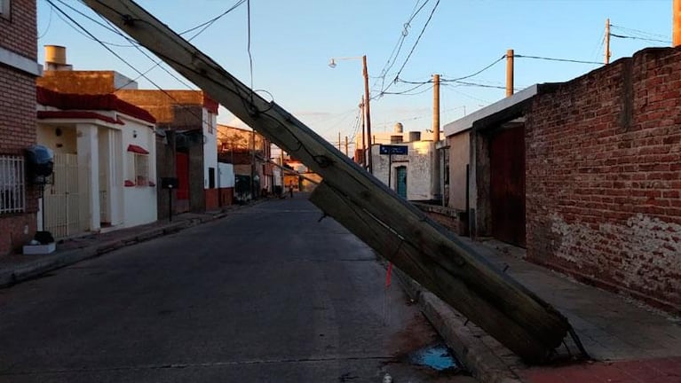 Peligro total en Bº Villa Revol: se cayeron tres postes con cables en una misma cuadra