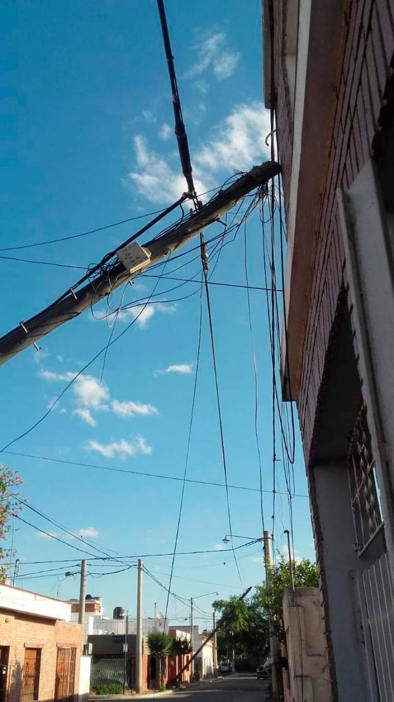 Peligro total en Bº Villa Revol: se cayeron tres postes con cables en una misma cuadra