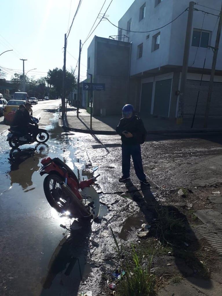 Peligro y asco: cayó con su moto a una cloaca y se empapó de materia fecal