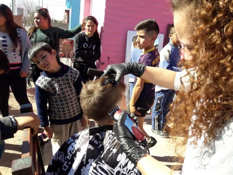 Peluqueras solidarias: les cortan el pelo a chicos en las villas