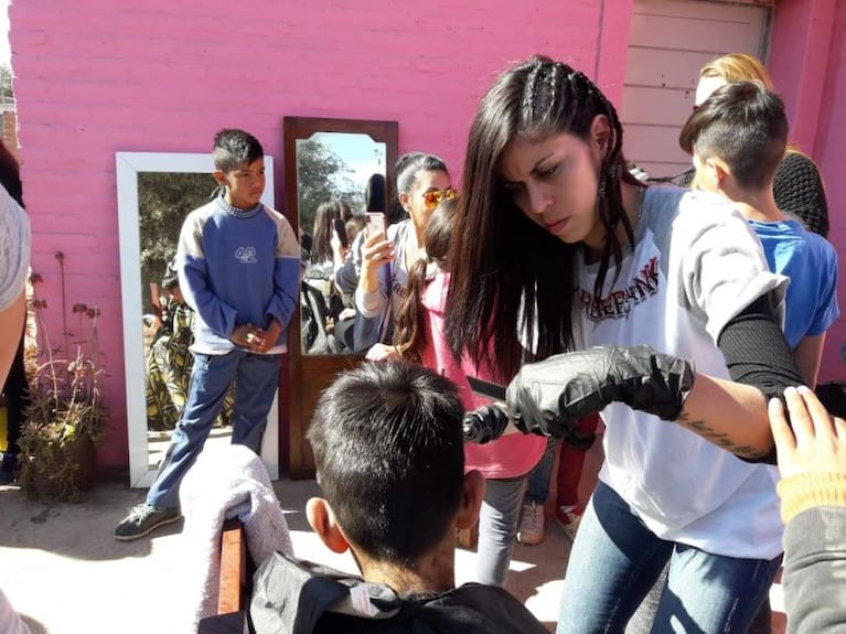 Peluqueras solidarias: les cortan el pelo a chicos en las villas