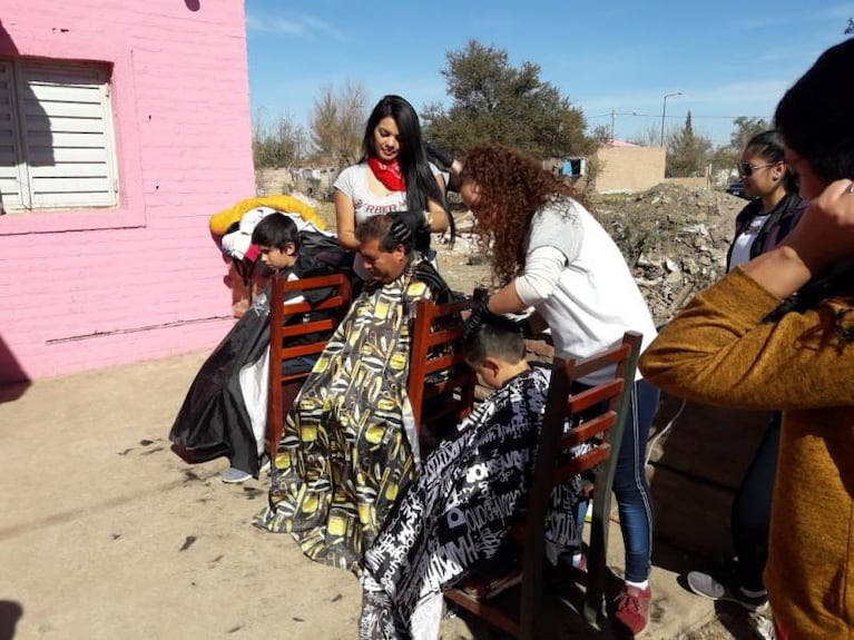 Peluqueras solidarias: les cortan el pelo a chicos en las villas