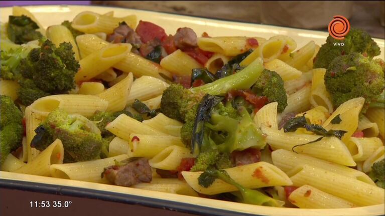 Penne rigate con salsa de brócoli