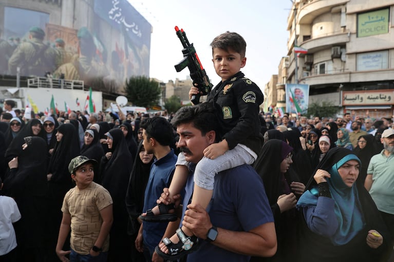 People attend a protest against the U.S attack on nuclear sites, amid the Iran-Israel conflict, in Tehran, Iran, June 22, 2025. Majid Asgaripour/WANA (West Asia News Agency) via REUTERS   ATTENTION EDITORS - THIS PICTURE WAS PROVIDED BY A THIRD PARTY     TPX IMAGES OF THE DAY