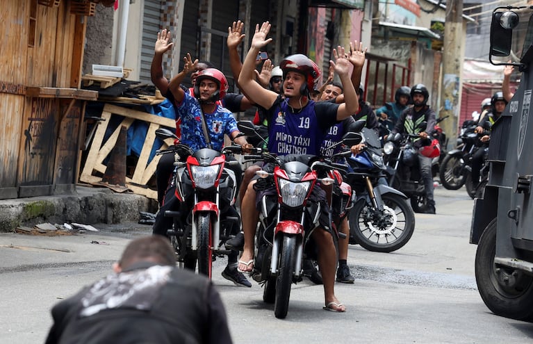 People react on motorcycles during a police operation against drug trafficking at the favela do Penha, in Rio de Janeiro, Brazil October 28, 2025. REUTERS/Aline Massuca