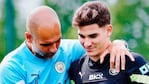 Pep Guardiola dirige a Julián Álvarez en el Manchester City.