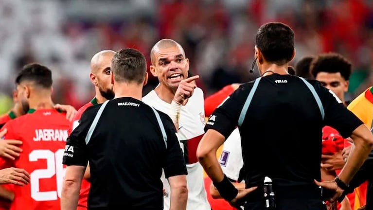 Pepe descargó su bronca contra el árbitro argentino.