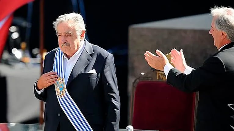 Pepe Mujica al asumir la Presidencia de Uruguay en 2010 ante la mirada de Tabaré Vázquez.