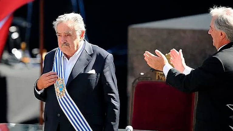 Pepe Mujica al asumir la Presidencia de Uruguay en 2010 ante la mirada de Tabaré Vázquez.