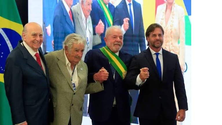 Pepe Mujica en la asunción de Lula Da Silva junto a Lacalle Pou y Julio María Sanguinetti.