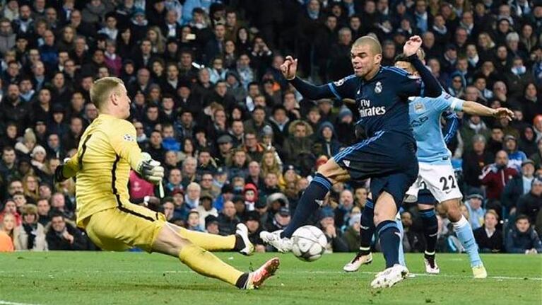Pepe quedó sólo ante Hart, que se vistió de héroe.