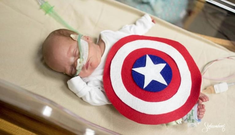 Pequeños súperhéroes: un hospital disfrazó a bebés prematuros