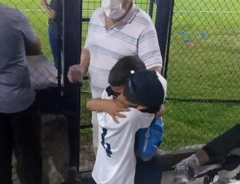 Perdieron el ascenso y se largó a llorar: el detrás del abrazo que se hizo viral