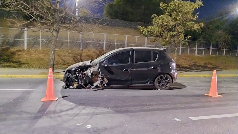 Perdió el control, chocó contra un poste en avenida Colón y se salvó de milagro