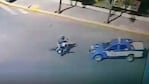 Perdió el control de la moto y cayó en una rotonda.