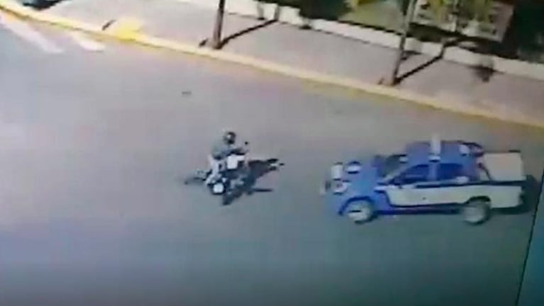 Perdió el control de la moto y cayó en una rotonda.