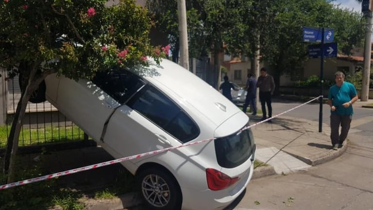 Perdió el control de su BMW y se "trepó" a una casa en Córdoba