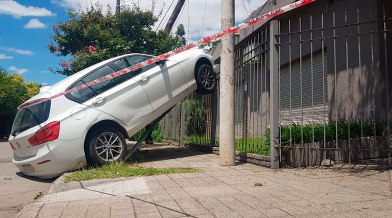 Perdió el control de su BMW y se "trepó" a una casa en Córdoba